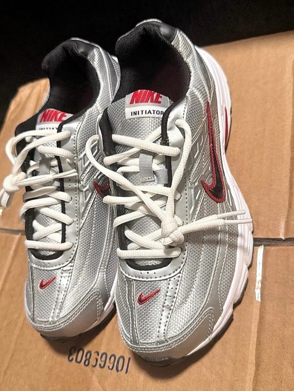 Nike Men's Initiator Running Shoes Men size 7.5 Metallic Silver Red Black